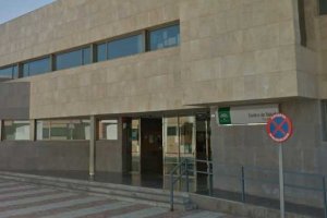El hombre tuvo que ser atendido en un Centro de Salud de Vícar.