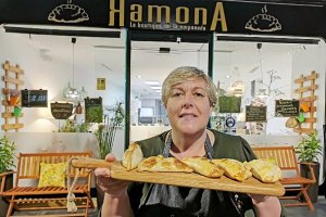 Mariela Pérez y sus empanadas, a las puertas de su local.