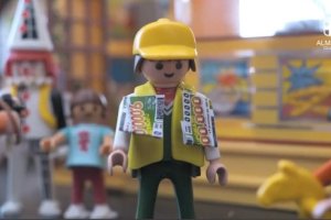 Imagen de detalle del click Playmobil de la ONCE en la muestra que se exhibe en el CIP en Almería.