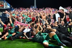 Celebración en el Estadio de Butarque con todos los aficionados.