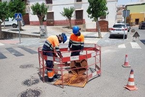 Operarios realizando las labores en Adra.