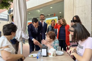 Juanma Moreno, en la Avenida de la Estación.