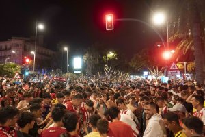 Aficionados celebrando el ascenso del Almería el domingo por la noche.
