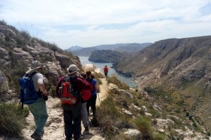 Los senderistas se preparan para una nueva actividad.