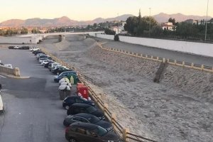 Asfaltado de uno de los márgenes de la rambla.