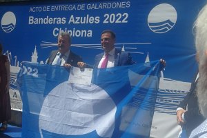 El alcalde de Pulpí recoge las Banderas Azules y el Galardón de Centro Azul.