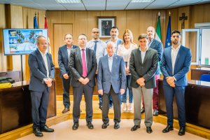 Firma de convenio y presentación de la postal de Roquetas de Mar.