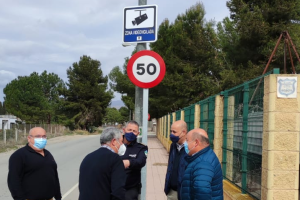 Autoridades y responsables de seguridad junto a una de las cámaras.