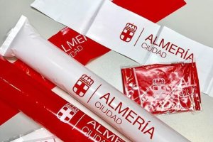 Aplaudidores que repartirá el Ayuntamiento de Almería.