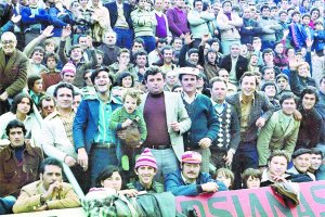 En el Franco Navarro dominaba la testosterona. Era una grada masculina que rugía como una leonera.