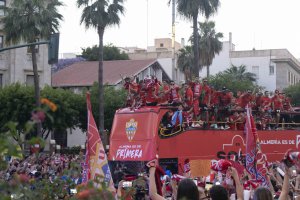 Espectacular llegada del autocar del Almería a la Plaza de las Velas.