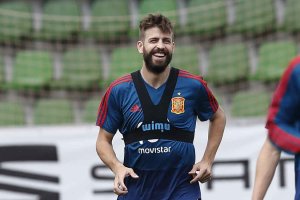 Gerard Piqué con el dispositivo almeriense en el pecho.