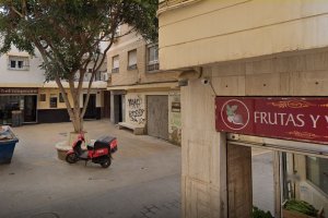 Calle Braulio Moreno cerrada al fondo, con el arco en obras.