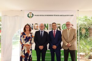 Manuel Gómez Galera, director general de Producción Agrícola y Ganadera de la Consejería de Agricultura con los miembros de la Junta de Gobierno