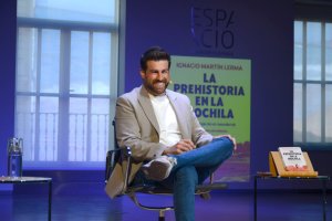 Ignacio Martín Lerma en una de las presentaciones de su obra \'La Prehistoria en la Mochila\'.