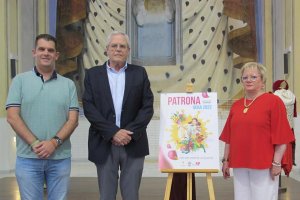Autoridades veratenses presentan el cartel anunciador de las fiestas.