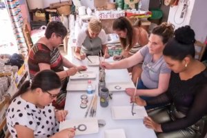 Mujeres en el taller alfarero Ángel y Loli.