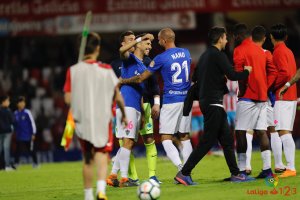 Fidel y Nano se abrazan después de conseguir la permanencia en Lugo.