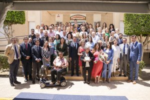 Representantes institucionales, homenajeados y vecinos en el acto por el \'Día de Balanegra\'.