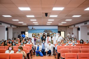 Foto de familia del acto de bienvenida a los nuevos residentes del hospital.