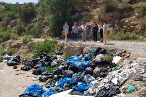 Valverde y vecinas observan las basuras acumuladas en el Barranco Caballar.