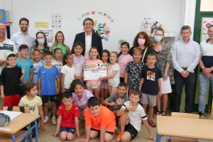 Clase ganadora recibiendo el premio al reciclaje.