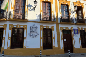 Imagen de la nueva luminaria en una fachada histórica de Turre.