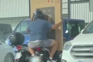 Los dos almerienses que se han hecho virales con su televisión.