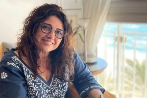 Pepa Posa junto a su ventana desde la que realiza su proyecto Sea Window.