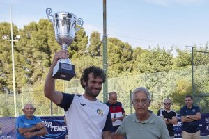 El ganador junto al delegado provincial.