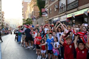 Los más pequeños esperando a los jugadores en Obispo Orberá.