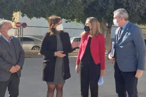 Imagen de una visita al lugar donde estará ubicado el nuevo centro de salud de Benahadux.