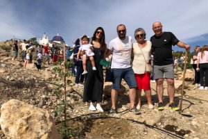 El alcalde junto a los participantes en la plantación por el Día Mundial del Medio Ambiente.