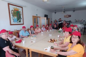Las alumnas de gimnasia junto al monitor y las ediles cuevanas en el desayuno.