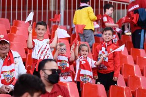 Cada partido se ha visto más aficionados infantiles en las gradas del Estado de los Juegos Mediterráneos.