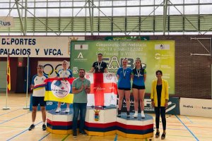 La bandera de Almería en lo más alto del podio.