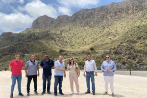 Firma del acta de replanteo del inicio de las obras en el centro de visitas de la Geoda de Pulpí.