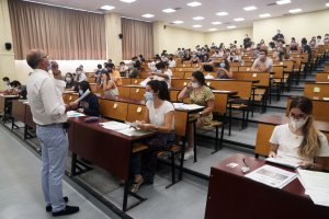 Alumnos con mascarilla durante la selectividad de 2021.