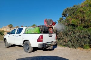 Operarios realizando labores de tratamiento antimosquitos.