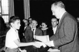 El curso acababa en el instituto con la entrega de las notas y con la ceremonia de los diplomas a los alumnos más destacados.