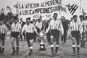 El Atlético Almería paseando su gloria por el Estadio de la Falange.
