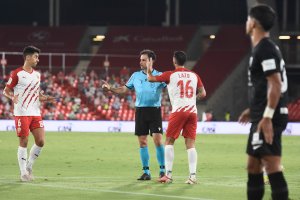 González Esteban en el Almería-Málaga en el que expulsó a Iván Martos.