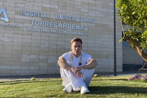 Álvaro Alabarce junto al Hospital Torrecárdenas, donde se forma como especialista en anestesia.