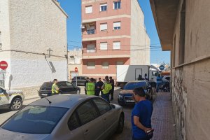 Agentes de Policía y la Guardia Civil tras el suceso.