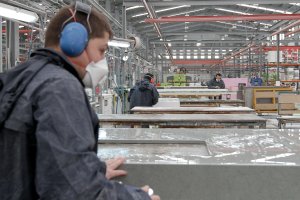 Trabajadores de una fábrica de Cosentino en Cantoria.
