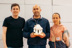 Juan Antonio Sánchez recibiendo el premio a su idea en tierras gallegas.