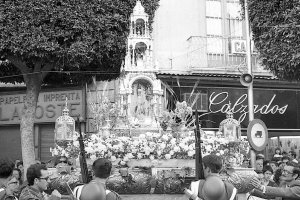 La procesión del Corpus entre la Puerta de Purchena y el Paseo a comienzos de los años 70.