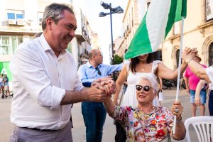 El candidato del PSOE Juan Espadas, ayer, en la Plaza Pablo Cazard de Almería, con una simpatizante.