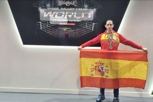 javier Segura con la bandera de España y su medalla.