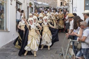 Imagen del gran desfile de Moros y Cristianos en años anteriores.